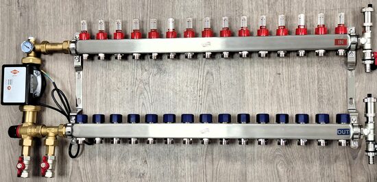 Grīdas apkures kolektors ar sūkni un jaucējvārstu, ar 13 lokiem